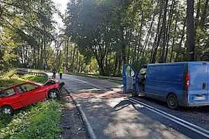 Osobówka uderzyła w busa i wpadła do rowu