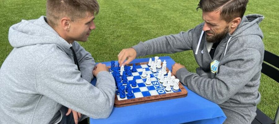 Karol Żwir i Szymon Grabowski podczas partii szachów