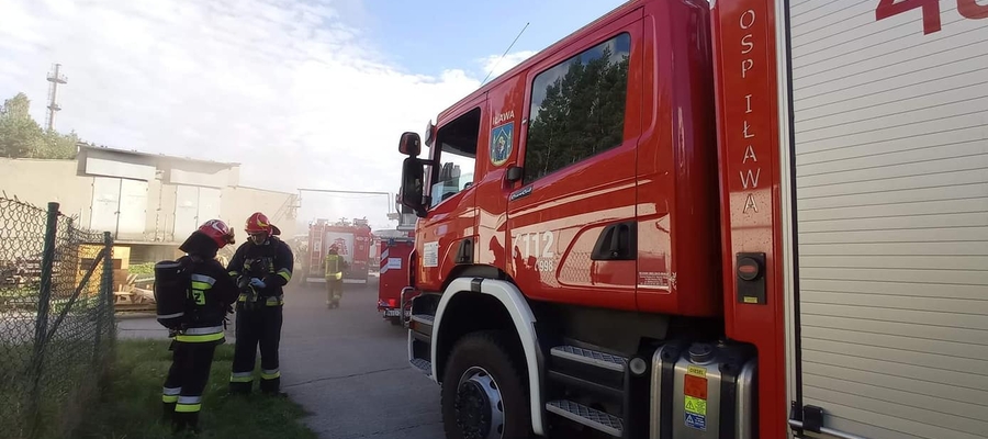 Do pożaru doszło na terenie stolarni w Smolnikach (gmina Iława)