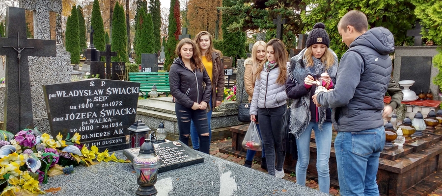 O groby polskich (i nie tylko) żołnierzy dba także ełcka młodzież; tu akcja sprzątania nagrobków, w tym por. Władysława "Sępa" Świackiego; 2017 r.
