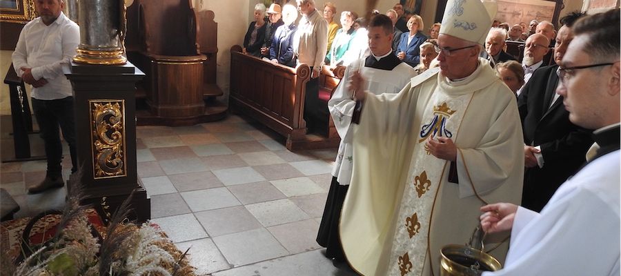 Biskup Józef Szamocki podczas sumy odpustowej w bazylice kolegiackiej