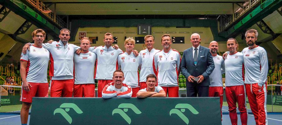 Daviscupowa reprezentacja Polski (Olaf Pieczkowski stoi piąty z lewej)