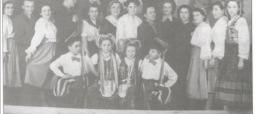 Zespół teatralny i taneczny przy świetlicy PKS, w środku Eugenia Dolna. Fot. Materiały autora tekstu