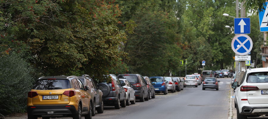 Tak wyglądają zaparkowane samochody na ul. Niedziałkowskiego w Olsztynie