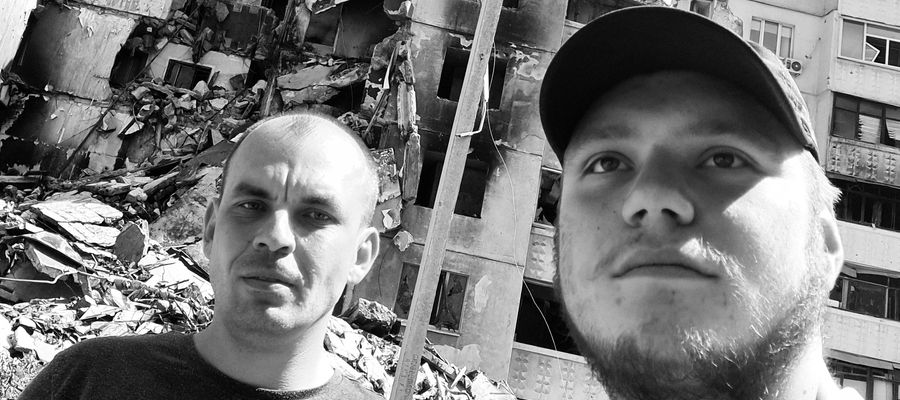 Łukasz Sobiech (od lewej) z przyjacielem Dimitrijem (Dima), który był jego przewodnikiem po zniszczonym osiedlu w Charkowie - północna Saltiwka
