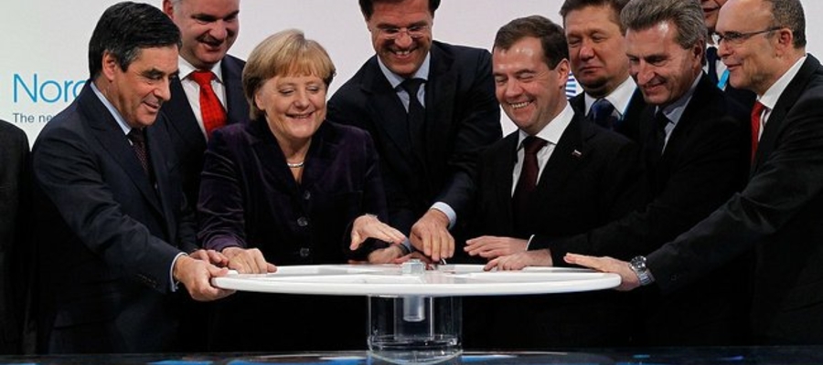 Ceremonia oddania do użytku Nord Stream – na zdjęciu Angela Merkel, Dmitrij Miedwiediew, Mark Rutte i François Fillon (8 listopada 2011)