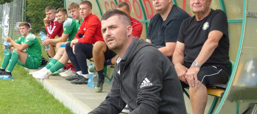 Trenowany przez Damiana Jarzembowskiego (na pierwszym planie) GKS Wikielec właśnie wskoczył na fotel lidera forBET IV ligi