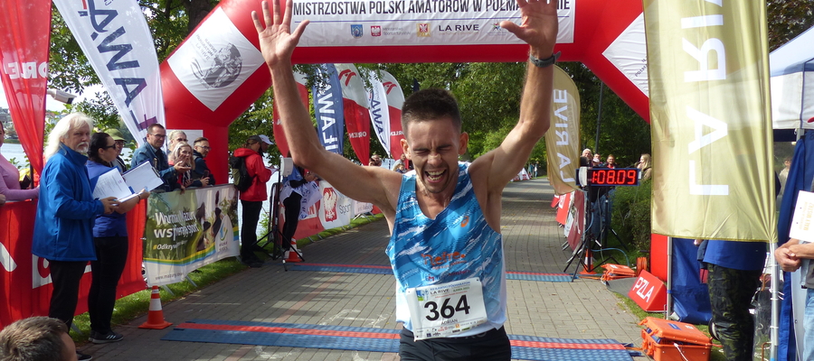 Iławianin Adrian Przybyła, mistrz Polski amatorów 2022 w półmaratonie, kilka sekund po przekroczeniu mety