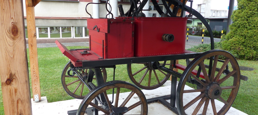 Pompa konna, która stoi przed komendą powiatową państwowej straży pożarnej w Iławie, pochodzi prawdopodobnie z początku XX wieku