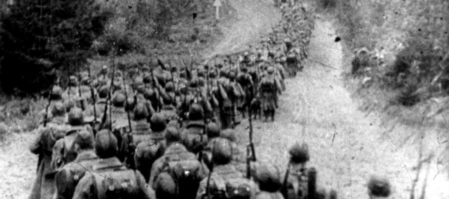 Kolumny piechoty sowieckiej wkraczające do Polski 17 września 1939 roku