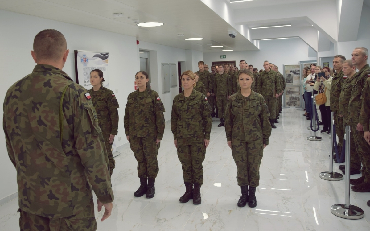 Uroczystość wręczenia patentów podoficerskich dla żołnierzy 4 Warmińsko-Mazurskiej Brygady Obrony Terytorialnej; Olsztyn 14 X 22 r.