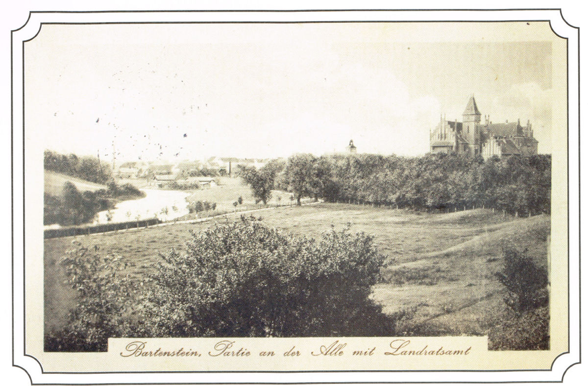 Pocztówka wydana przez firmę Alberta Kroił, wysłana 22 sierpnia 1914 r. Przedstawia widok na rzekę Łynę z panoramą starego miasta i budynkiem starostwa powiatowego (Zbiory Wiesława Romanowskiego)