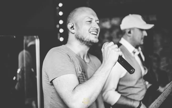 Piotr Karpienia realizuje się muzycznie w różnych projektach; tu w zespole BOHIKA