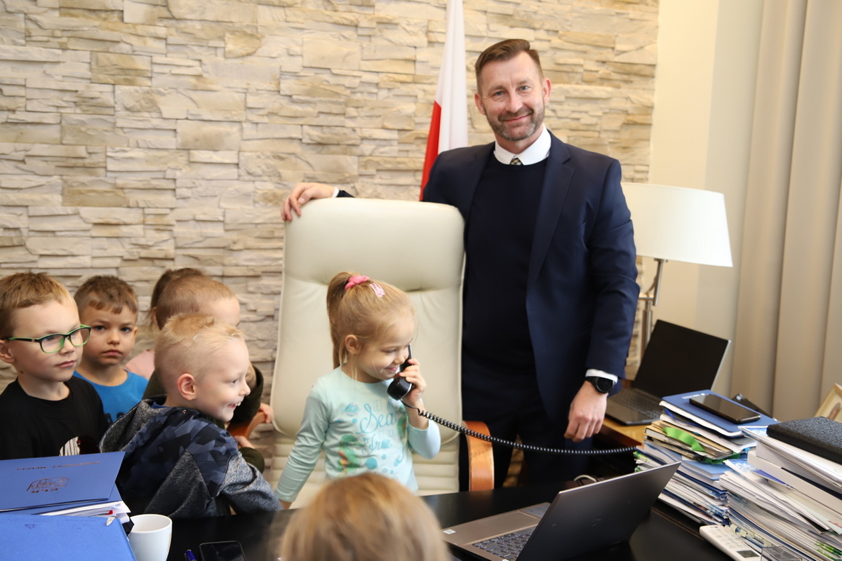 odwiedziny dzieci z przedszkola Słoneczna Ósemka w ełckim ratuszu, gdzie przyjął je m.in. prezydent Tomasz Andrukiewicz.