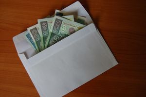 W jednym ze sklepów w Nowym Mieście, kobieta znalazła kopertę z pieniędzmi, które sobie przywłaszczyła