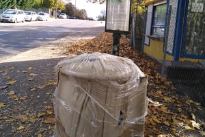 Prosto z ulicy: Dlaczego kosze na śmieci w Olsztynie są owinięte folią?
