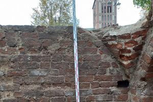 Prace archeologiczne na terenie byłego ratusza w Braniewie. Odkryto średniowieczne mury i sowiecki karabin maszynowy Diegtariew
