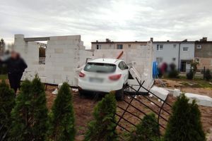Poważny wypadek pod Olsztynem. Kobieta wypadła z łuku drogi i uderzyła w dom 