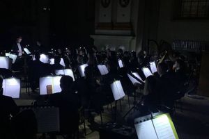Mimo braku prądu we Lwowie kontynuowano koncert przy latarkach
