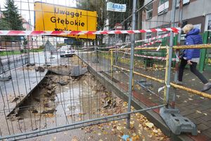 Na ul. Paderewskiego w Olsztynie ogromna dziura niszczy chodnik i ulicę. Jest głęboka na ponad dwa metry