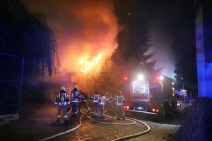 [ZDJĘCIA+WIDEO] Pożar pustostanu na ul. Poprzecznej w Olsztynie. W środku była jedna osoba