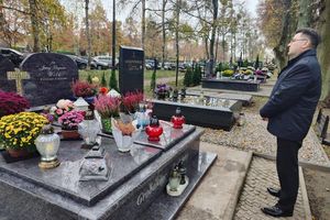 Znicze zapłonęły na grobach byłych prezydentów Elbląga
