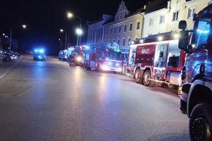 Pożar w kamienicy na ul. Kętrzyńskiej w Bartoszycach. Ewakuowano 13 osób [GALERIA]