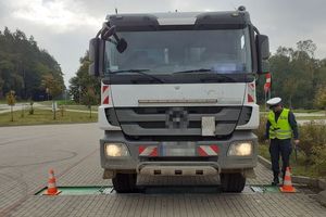 Mocno przeładowany i niesprawny samochód ciężarowy zatrzymany na trasie Iława - Sampława. Przewoził blisko 5 ton piachu za dużo! 