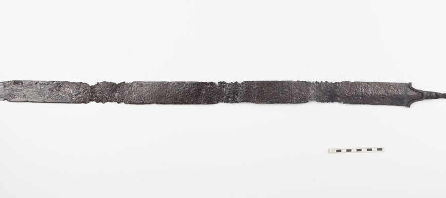 Obusieczny żelazny miecz celtycki bez części rękojeści i fragmentów pochwy, po konserwacji
