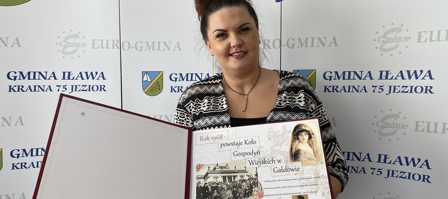 Przewodnicząca KGW Gałdowo Karolina Jaworska prezentuje kronikę koła