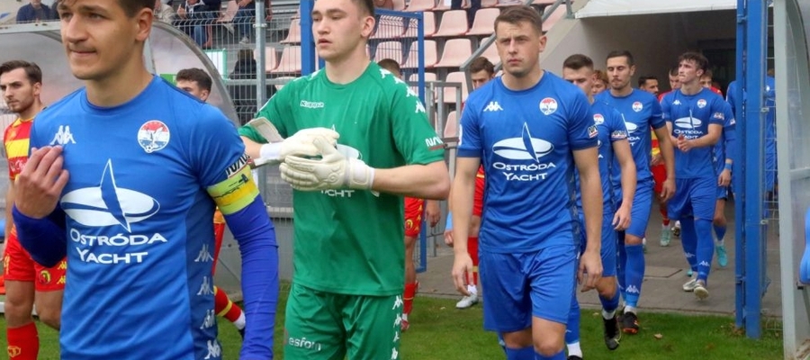 Na zdjęciu z lewej strony kapitan Sokoła Łukasz Święty, który doprowadził do remisu w meczu z Pogonią. Zwycięską bramkę zdobył natomiast Michał Kiełtyka