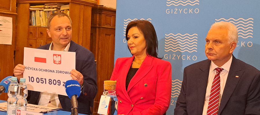Od lewej: burmistrz Giżycka Wojciech Karol Iwaszkiewicz, senator Małgorzata Kopiczko, wiceminister zdrowia Waldemar Kraska