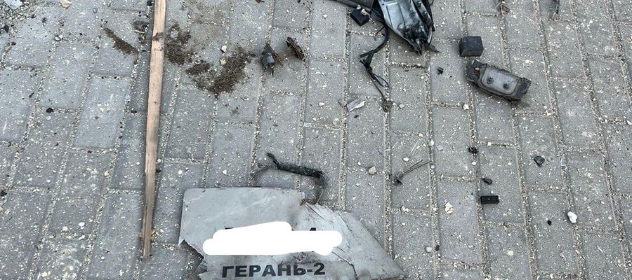 Szczątki rosyjskiego drona-kamikadze na kijowskiej ulicy