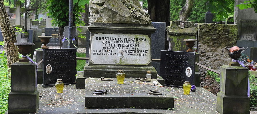 Grób Małgorzaty Lorentowicz i Tadeusza Janczara na warszawskim Cmentarzu Powązkowskim.