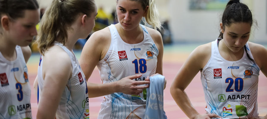 Aleksandra Mońko (nr 18) zdobyła 17 punktów dla KKS, a kolejne siedem dołożyła Marta Sztąberska (20)