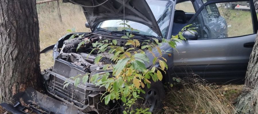 Na trasie Wierzbiny – Bemowo Piskie kierujący pojazdem marki Toyota Rav4 uderzył w drzewo