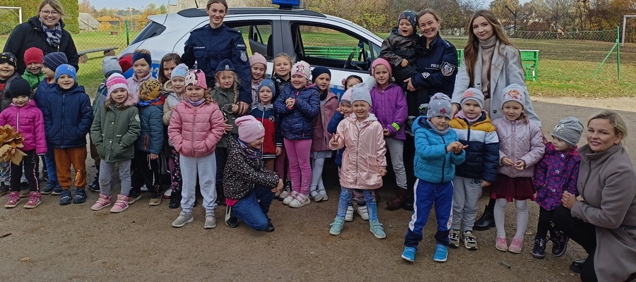 policjantki z ełckiej komendy odwiedziły dzieci z przedszkola w Chełchach; 18 X 22 r.
