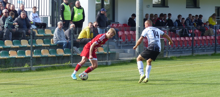 Michał Żukowski (przy piłce, tu w trakcie meczu z Polonią Iłowo) zdobył jedną z bramek dla GKS-u Wikielec w pojedynku z Pisą