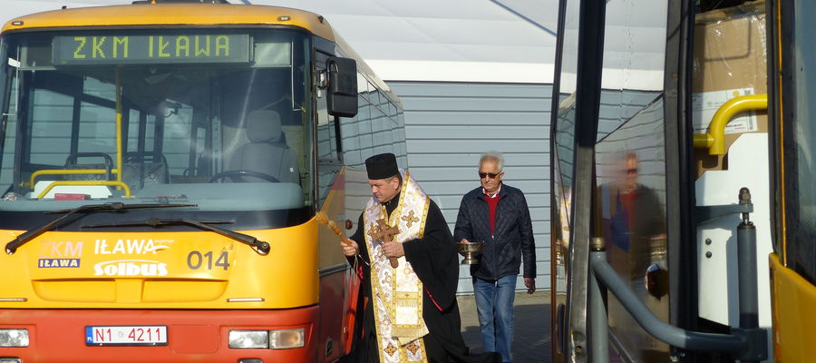 Ks. Arkadiusz Trochanowski poświecił autobusy. Obok zasłużony parafianin Stefan Gerczak