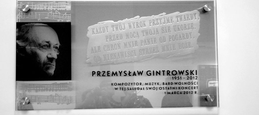 Tablica upamiętniająca Przemysława Gintrowskiego w Centrum Edukacyjnym IPN „Przystanek Historia” w Warszawie, odsłonięta w drugą rocznicę śmierci artysty