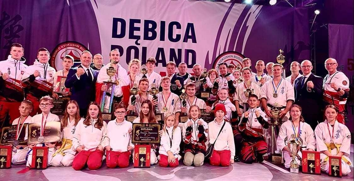 Dojo Sosnowski po V Wagowych Mistrzostwach Europy Kyokushin Karate - zdjęcie medalistów imprezy; Dębica 12-13 XI 22 r.