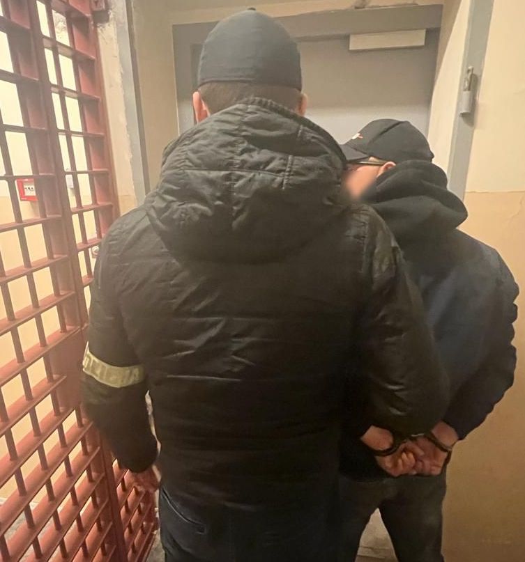 Policjanci zatrzymali 43-letniego mieszkańca Gdańska podejrzanego o posiadanie narkotyków. Mężczyzna miał przy sobie amfetaminę ukrytą w papierkach po cukierkach