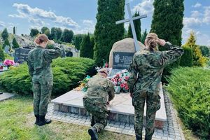 Żołnierze pamiętają o grobach wojskowych i miejscach pamięci