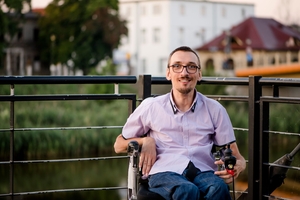 Osoba z niepełnosprawnością, a nie niepełnosprawna. Ten pozorny drobiazg robi ogromną różnicę — mówi Wojciech Kaniuka