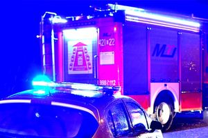 Strażacy gaszą pożar hali z łodziami w Mikołajkach 