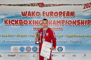Adrian Durma na najwyższym podium. Strażak z Elbląga Mistrzem Europy w kickboxingu