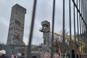 Skuli sierp i młot z Pomnika Wdzięczności Armii Radzickiej 