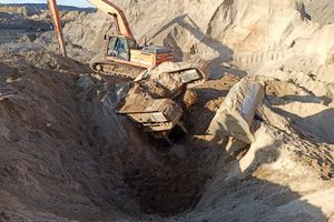 AKTUALIZACJA: Tragedia w zakładzie pracy w Raszągu (pow. olsztyński). Operator koparki przysypany piaskiem nie żyje
