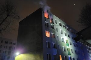 39-latek z Kętrzyna uciekł z płonącego mieszkania wyskakując z czwartego piętra
