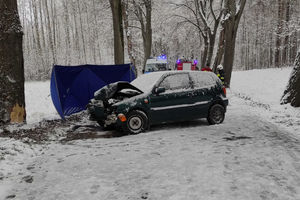 Tragiczny wypadek w powiecie olsztyńskim. Senior uderzył w drzewo na łuku drogi. Trasa Dobre Miasto-Jeziorany jest całkowicie zablokowana